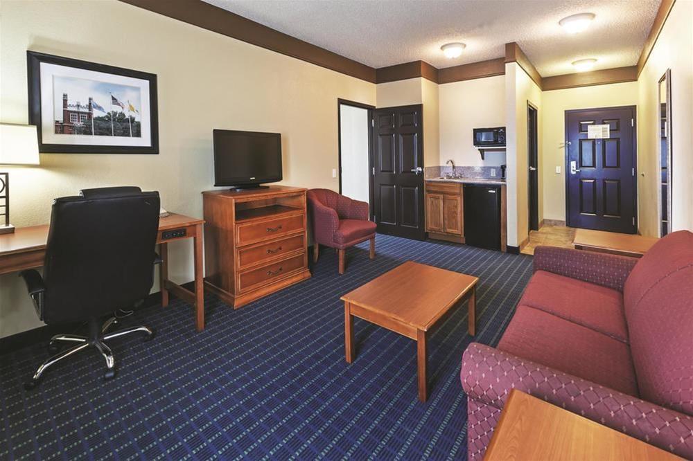 Comfort Inn & Suites Shawnee North Near I-40 Eksteriør billede